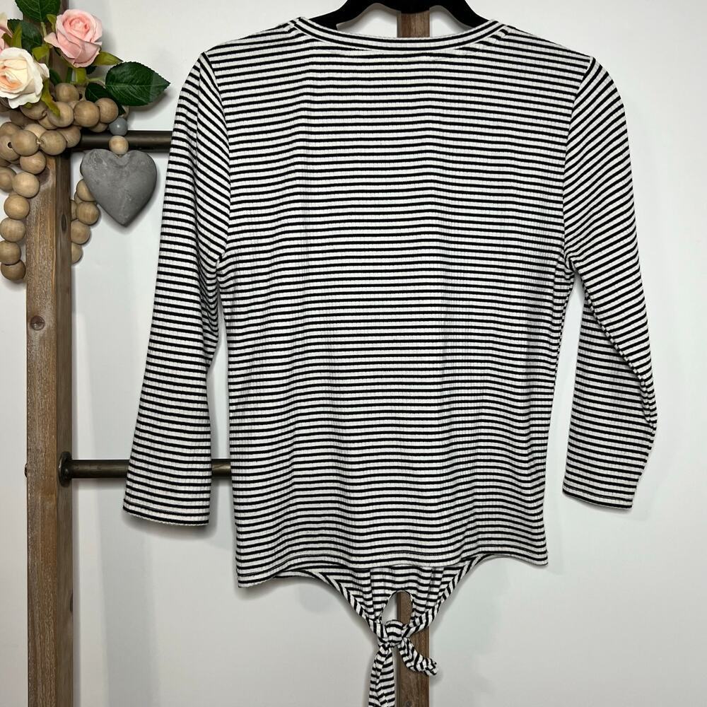 BB Dakota Black‎ White Striped Boat Neckline Shirt Tie Front Size Small - Picture 3 of 6